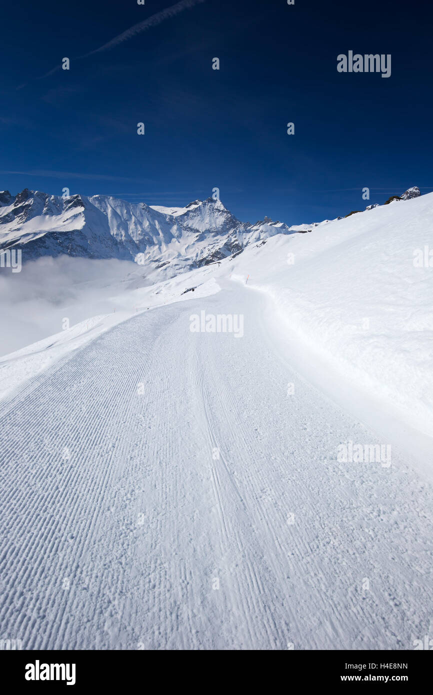Blick auf Skipisten mit dem Cord Muster in Elm Ski Resort, Schweizer Alpen, Schweiz Stockfoto
