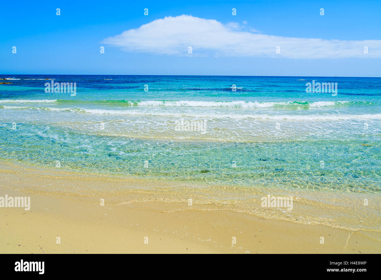 Wellen am Sandstrand Cala Sinzias Strand und Türkis Meer, Insel Sardinien, Italien Stockfoto