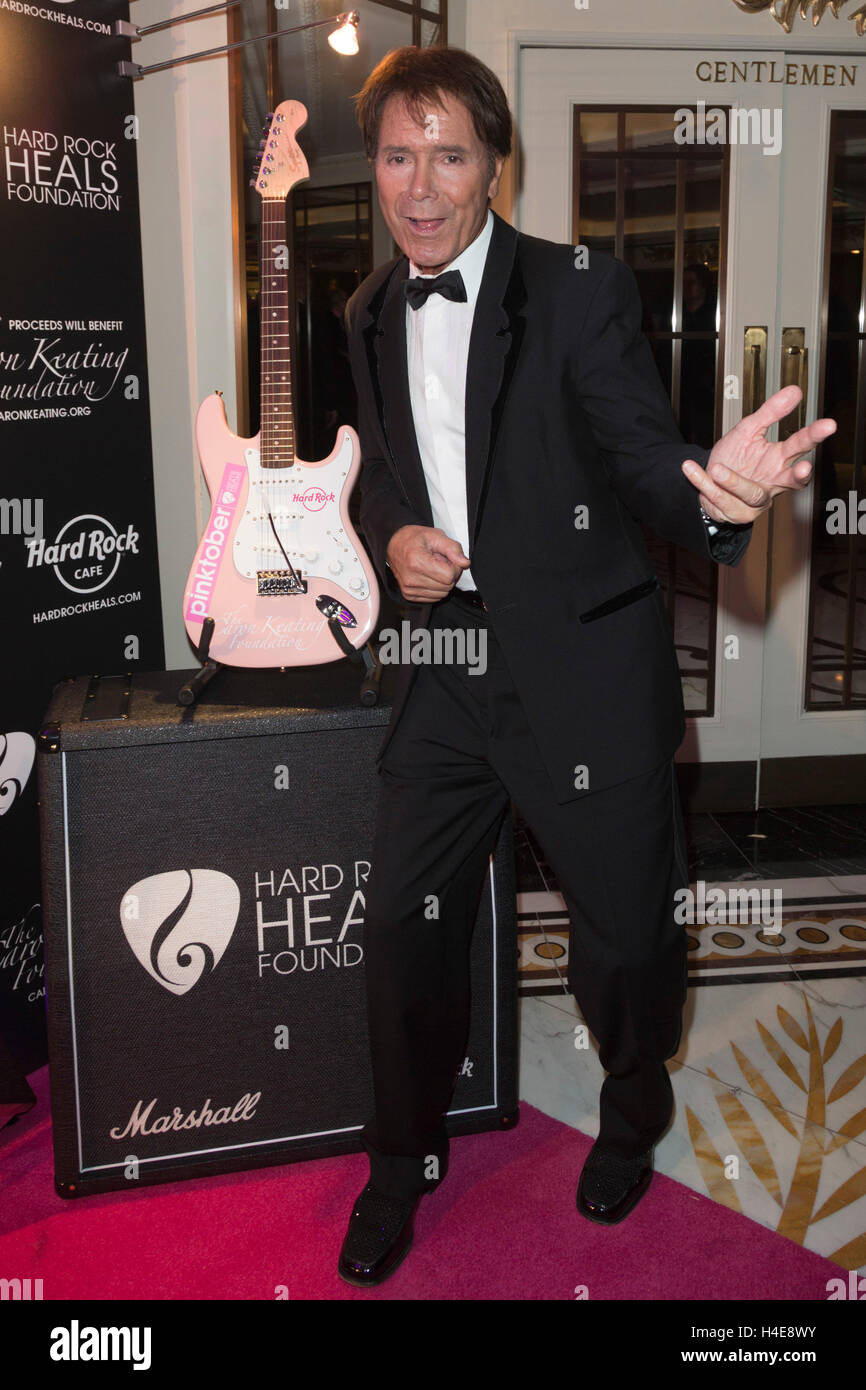 London, UK. 14. Oktober 2016. Sir Cliff Richard besucht die jährliche Pinktober-Gala präsentiert von der Hard Rock heilt Foundation at The Dorchester, London. Die jährliche Veranstaltung sammelt Geld für die Caron Keating Foundation. Stockfoto