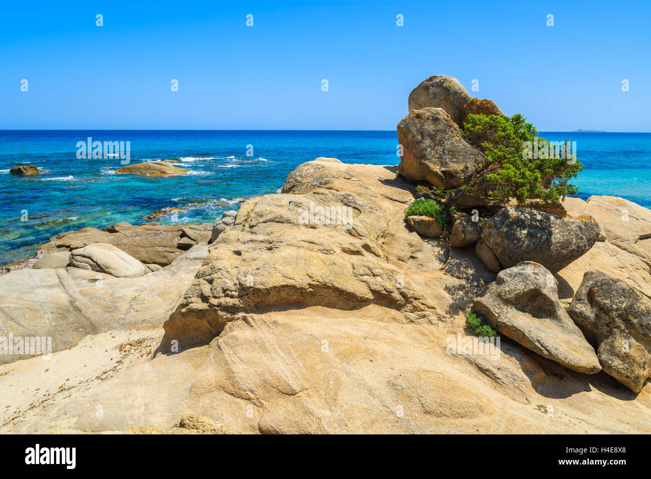 Felsen an der Küste Sardiniens Insel in der Nähe von Peppino Strand, Italien Stockfoto