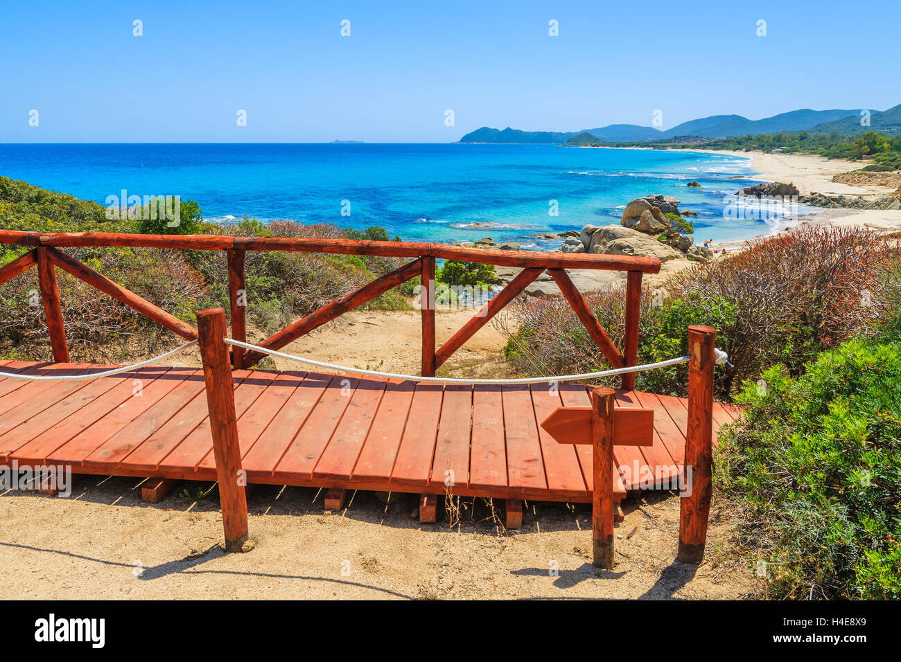 Zu Fuß Holzplattform in der Cala Sinzias Bucht und das türkisfarbene Meer anzeigen, Insel Sardinien, Italien Stockfoto