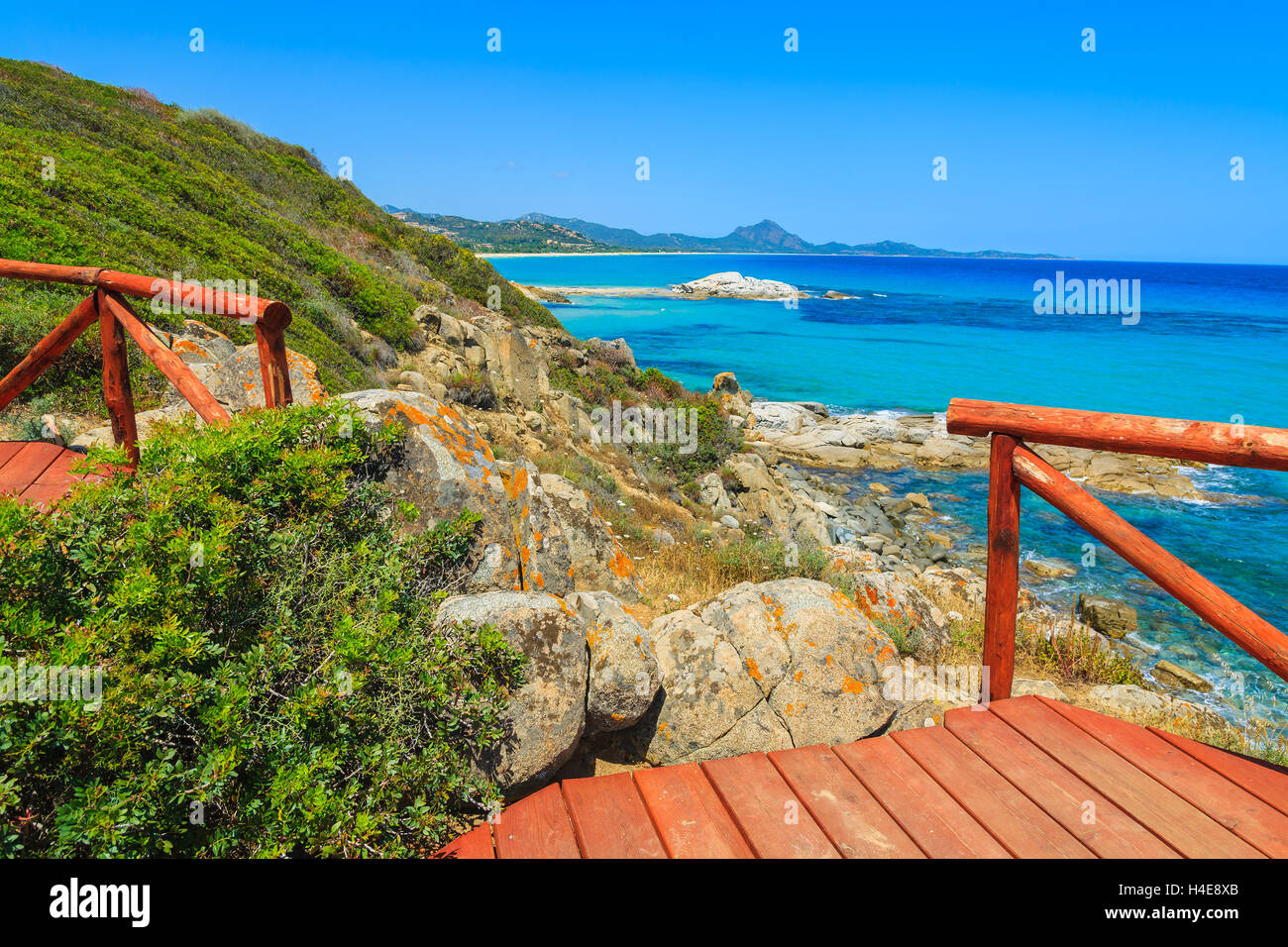 Rot aus Holz Sicht Plattform an der Bucht Cala Sinzias und Türkis Blick aufs Meer, Insel Sardinien, Italien Stockfoto