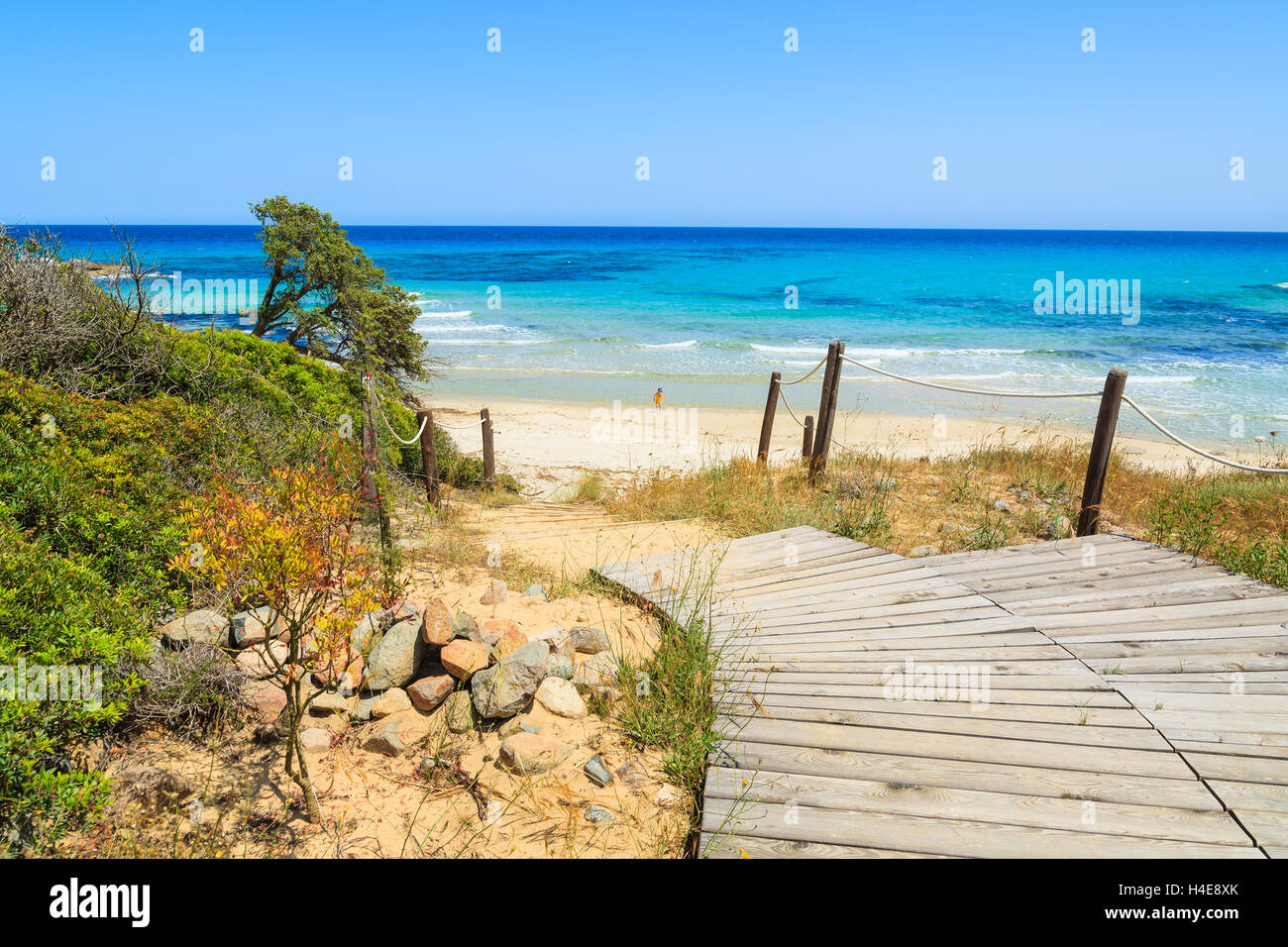 Pfad zu Peppino Strand und Blick auf schöne azurblaue Meerwasser in der Nähe von Costa Rei, Insel Sardinien, Italien Stockfoto