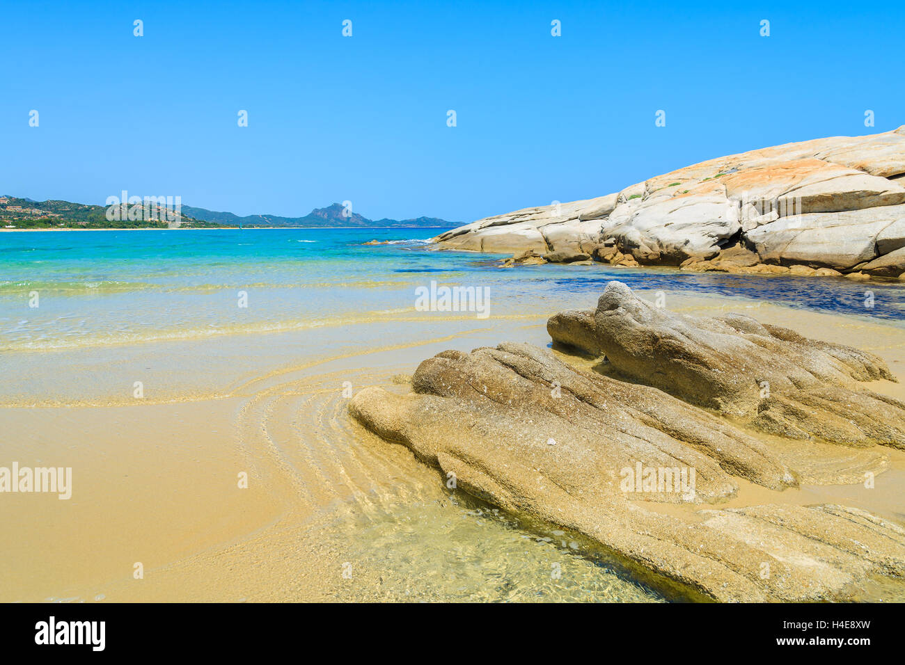 Felsen auf Peppino Strand und türkisfarbenes Meerwasser, Insel Sardinien, Italien Stockfoto