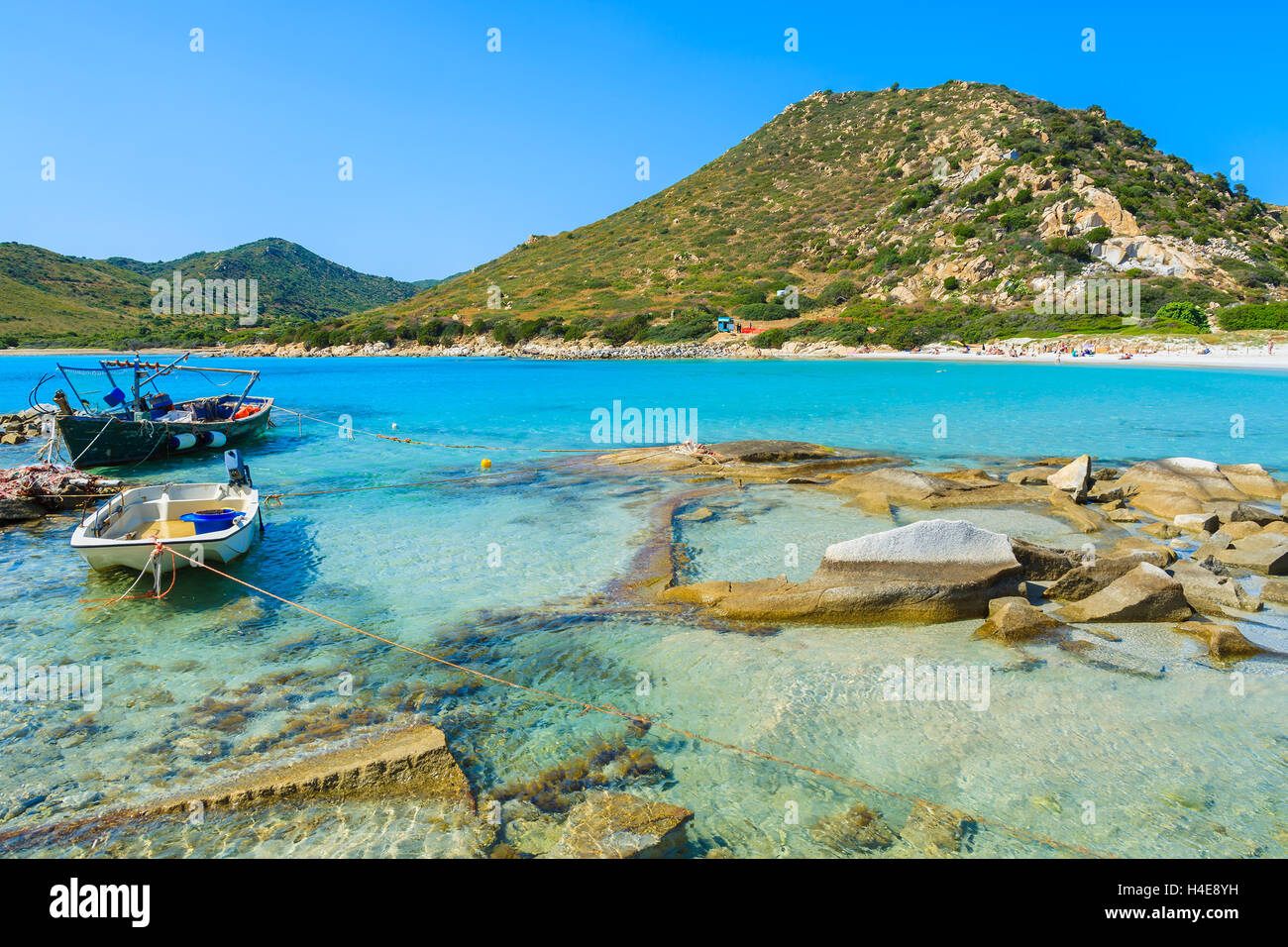 Bucht mit den alten Fischerbooten auf Meer und Strand Punta Molentis anzeigen, Insel Sardinien, Italien Stockfoto