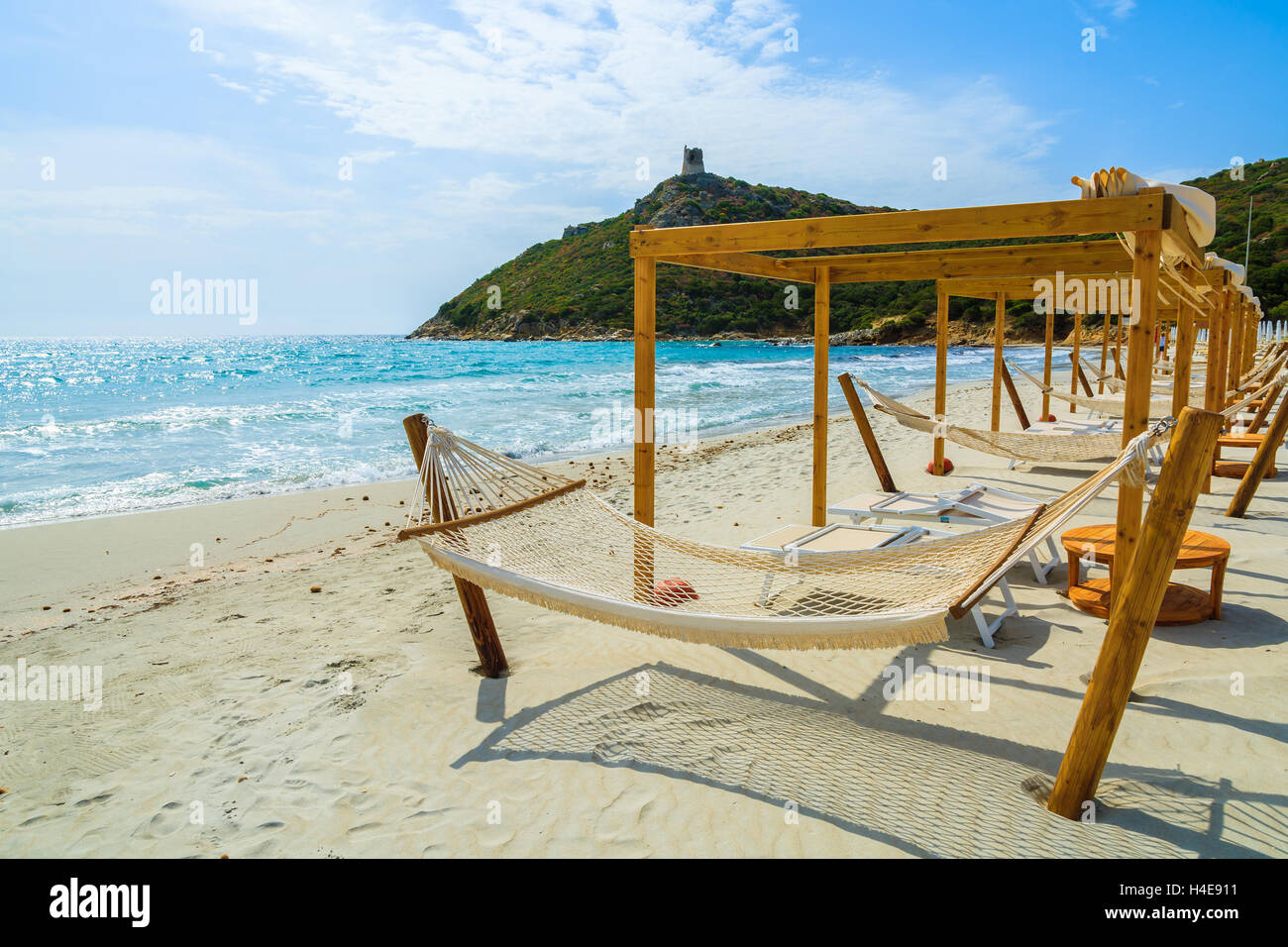 Hängematten und Liegestühle am Strand von Porto Giunco, Villasimius, Insel Sardinien, Italien Stockfoto