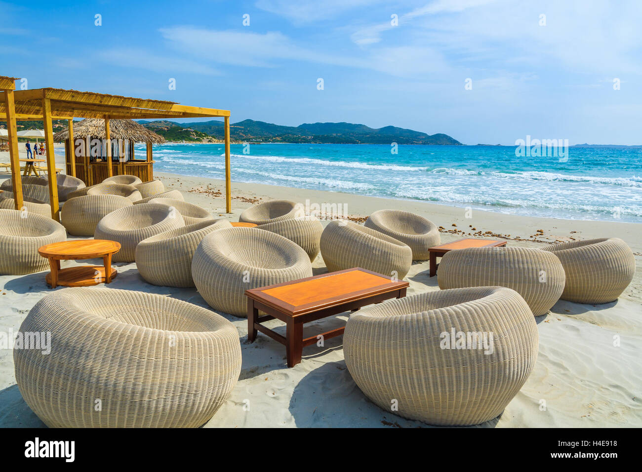 Stühle und Tische in der Beachbar am Porto Giunco Bucht, Insel Sardinien, Italien Stockfoto