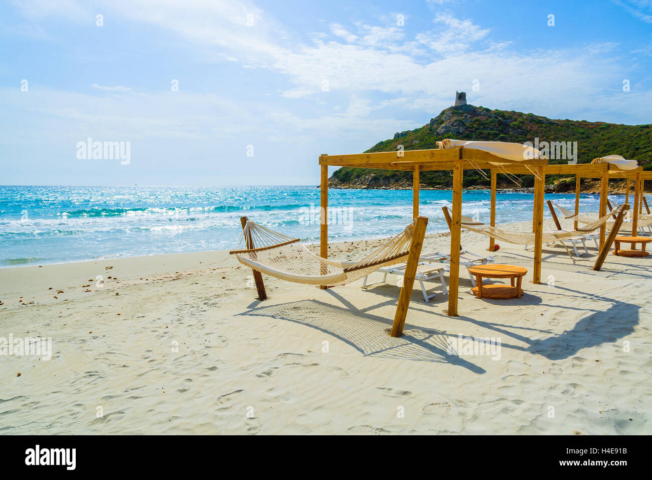 Hängematten und Liegestühle am Strand von Porto Giunco, Villasimius, Insel Sardinien, Italien Stockfoto