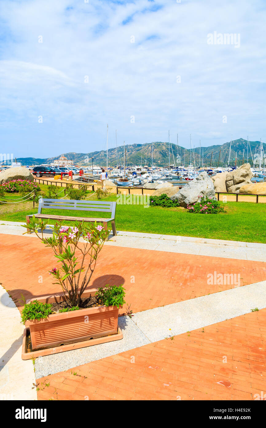 Quadrat mit Sitzbank in der Marina von Porto Giunco, Insel Sardinien, Italien Stockfoto