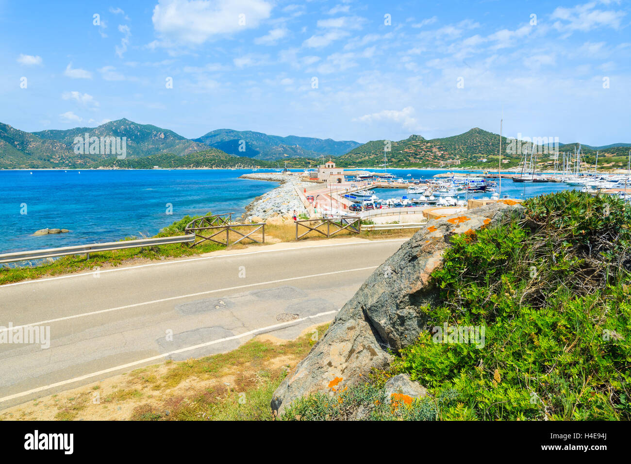 Küstenstraße entlang einem Meer mit Blick auf den Hafen von Porto Giunco, Insel Sardinien, Italien Stockfoto