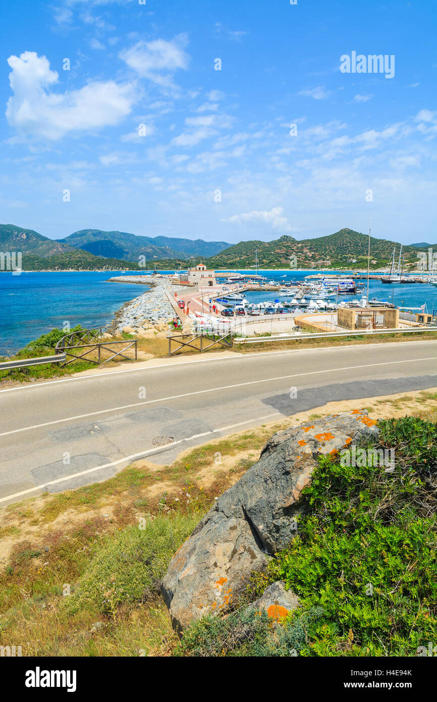 Küstenstraße entlang einem Meer mit Blick auf den Hafen von Porto Giunco, Insel Sardinien, Italien Stockfoto