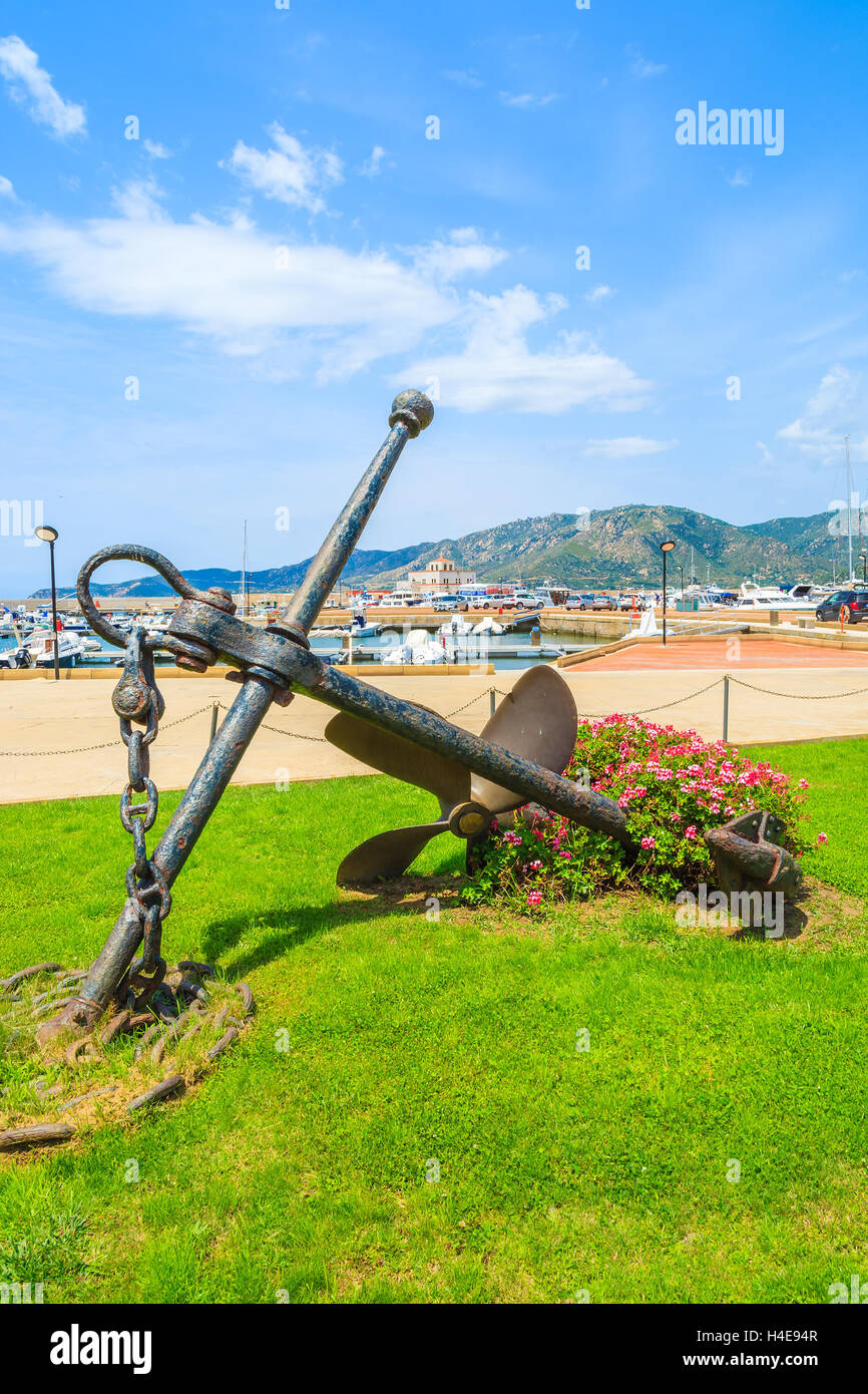 Stahldübel auf dem grünen Rasen im Hafen von Porto Giunco, Insel Sardinien, Italien Stockfoto