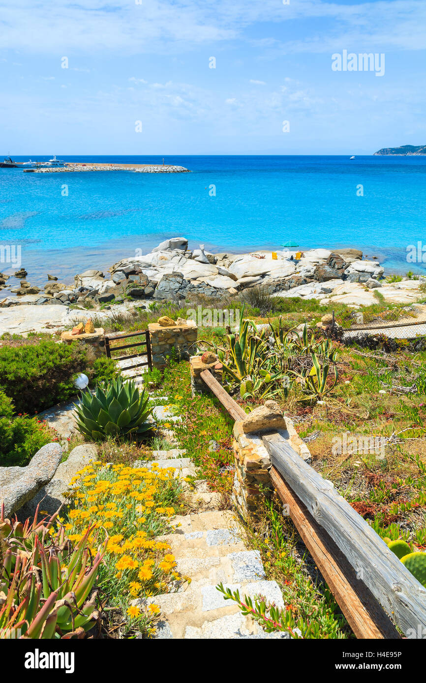 Fußweg zum Strand Spiaggia del Riso auf der Insel Sardinien, Italien Stockfoto
