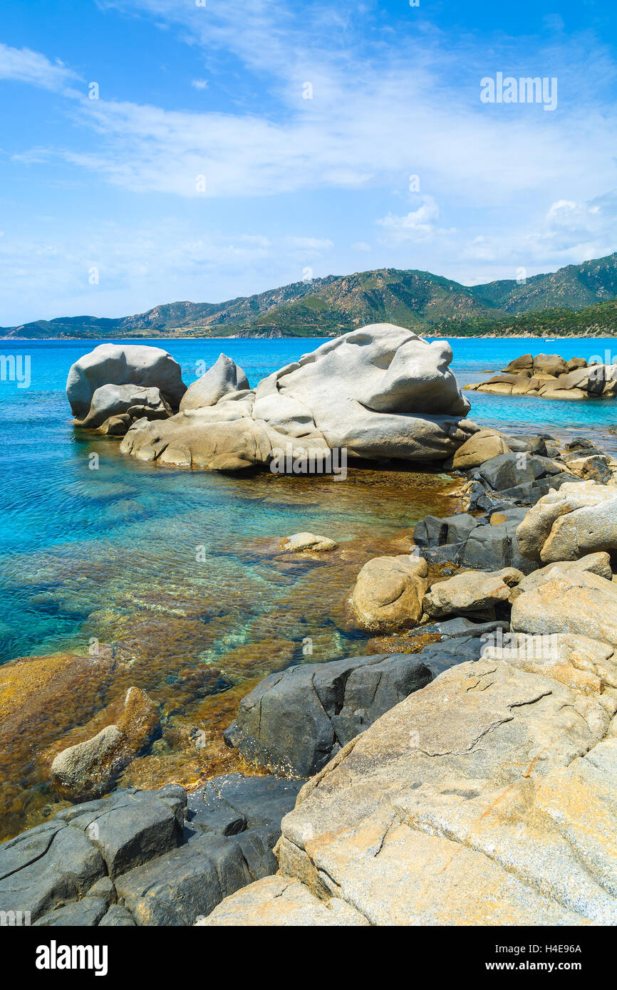 Rock im kristallklaren, türkisfarbenen Meerwasser am Strand Spiaggia del Riso, Insel Sardinien, Italien Stockfoto