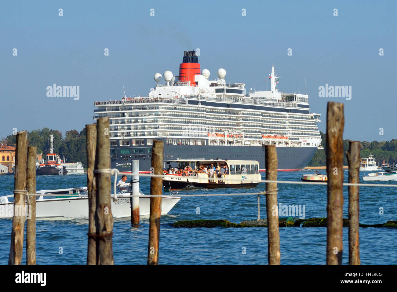 Kreuzfahrtschiff in der Lagune von Venedig in Italien. Stockfoto