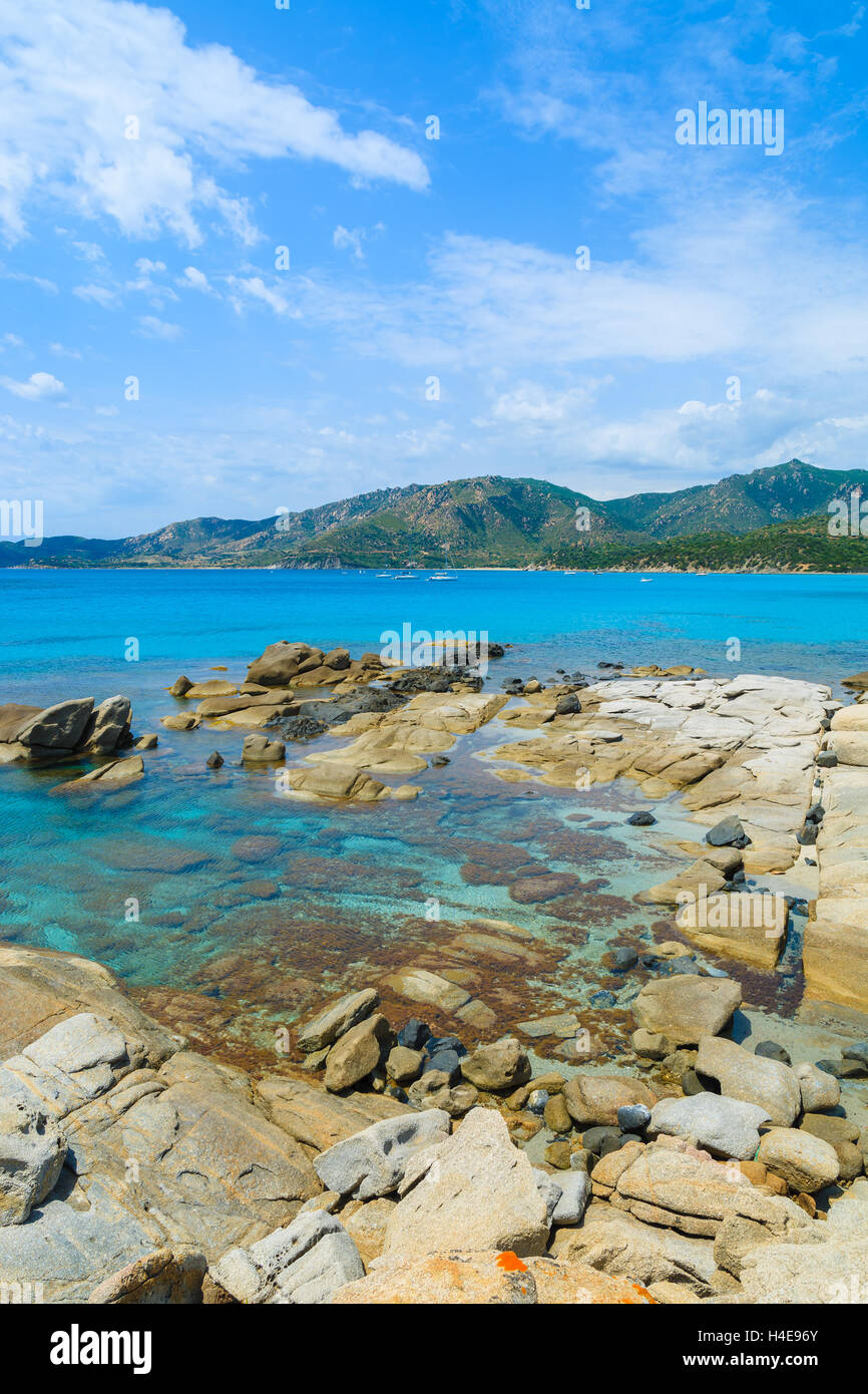 Felsen im türkisfarbenen Meerwasser am Strand Spiaggia del Riso, Insel Sardinien, Italien Stockfoto