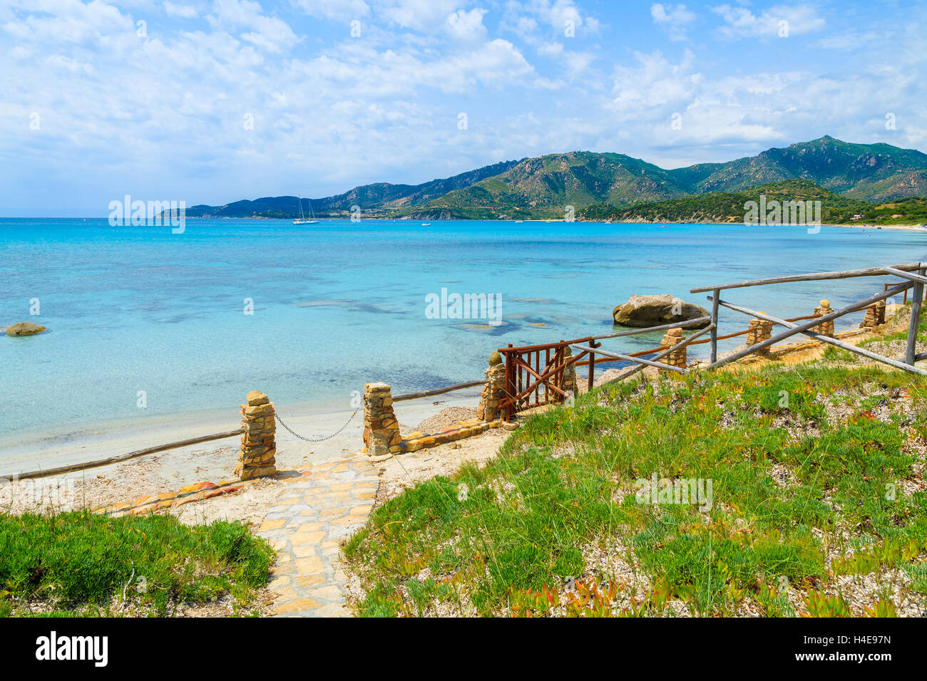 Pflasterweg, Strand Spiaggia del Riso mit türkisfarbenen kristallklaren Meerwasser, Insel Sardinien, Italien Stockfoto