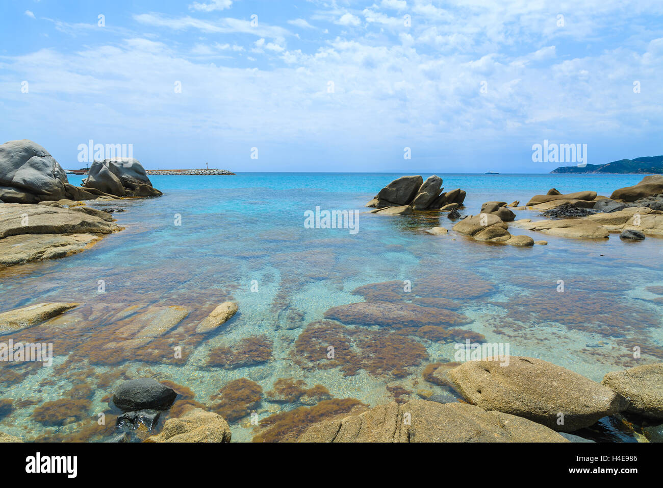 Felsen im türkisfarbenen Meerwasser in Bucht von Campulongu, Insel Sardinien, Italien Stockfoto