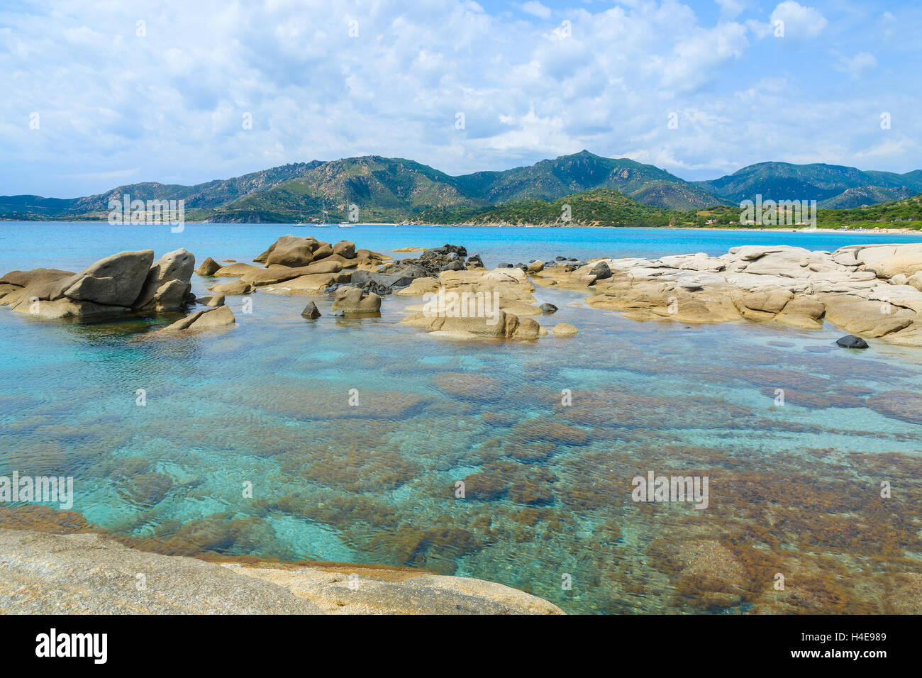 Felsen im türkisfarbenen Meerwasser in Bucht von Campulongu, Insel Sardinien, Italien Stockfoto