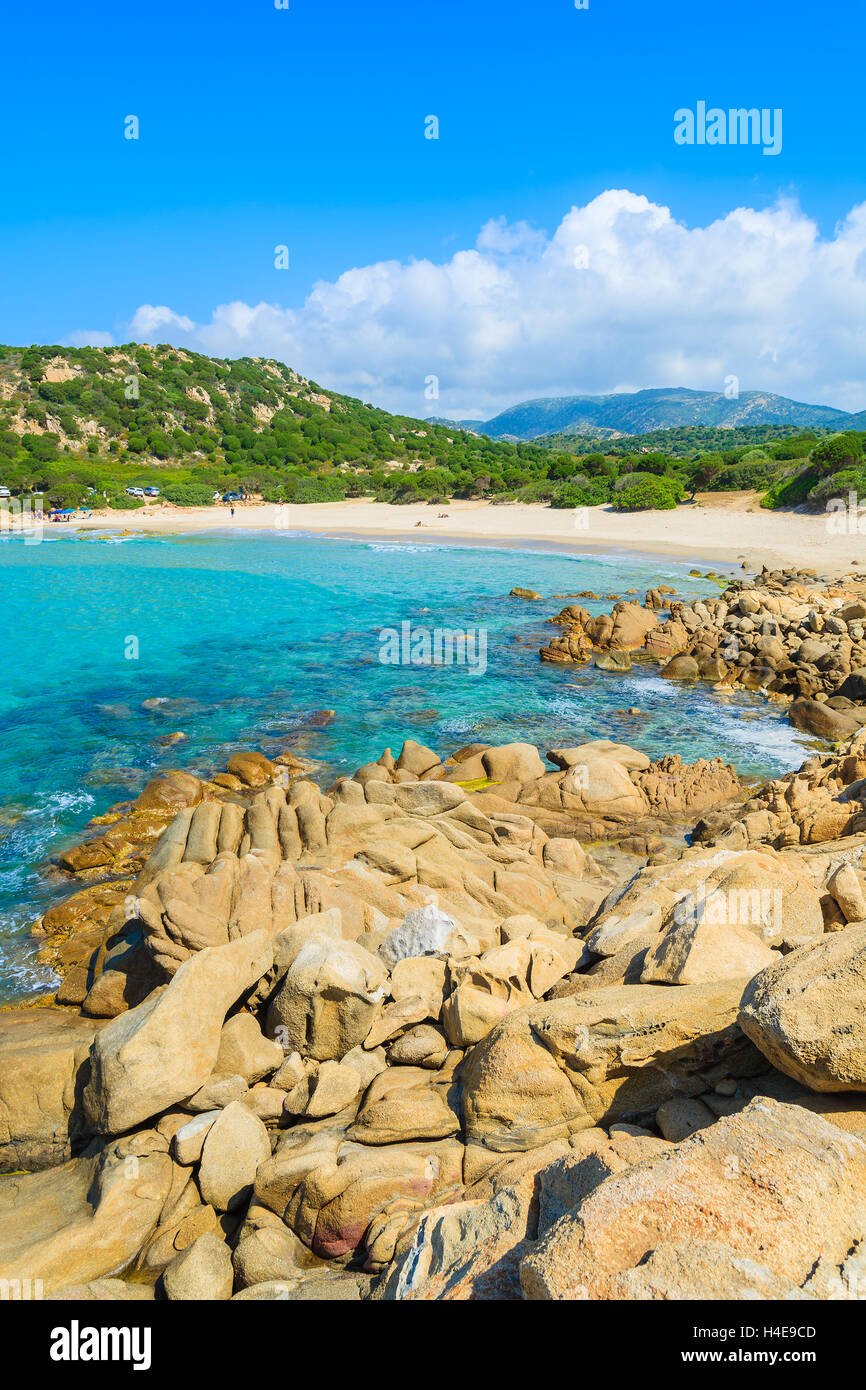 Idyllischer Strand von Cala Cipolla mit türkisfarbenen Meerwasser, Insel Sardinien, Italien Stockfoto