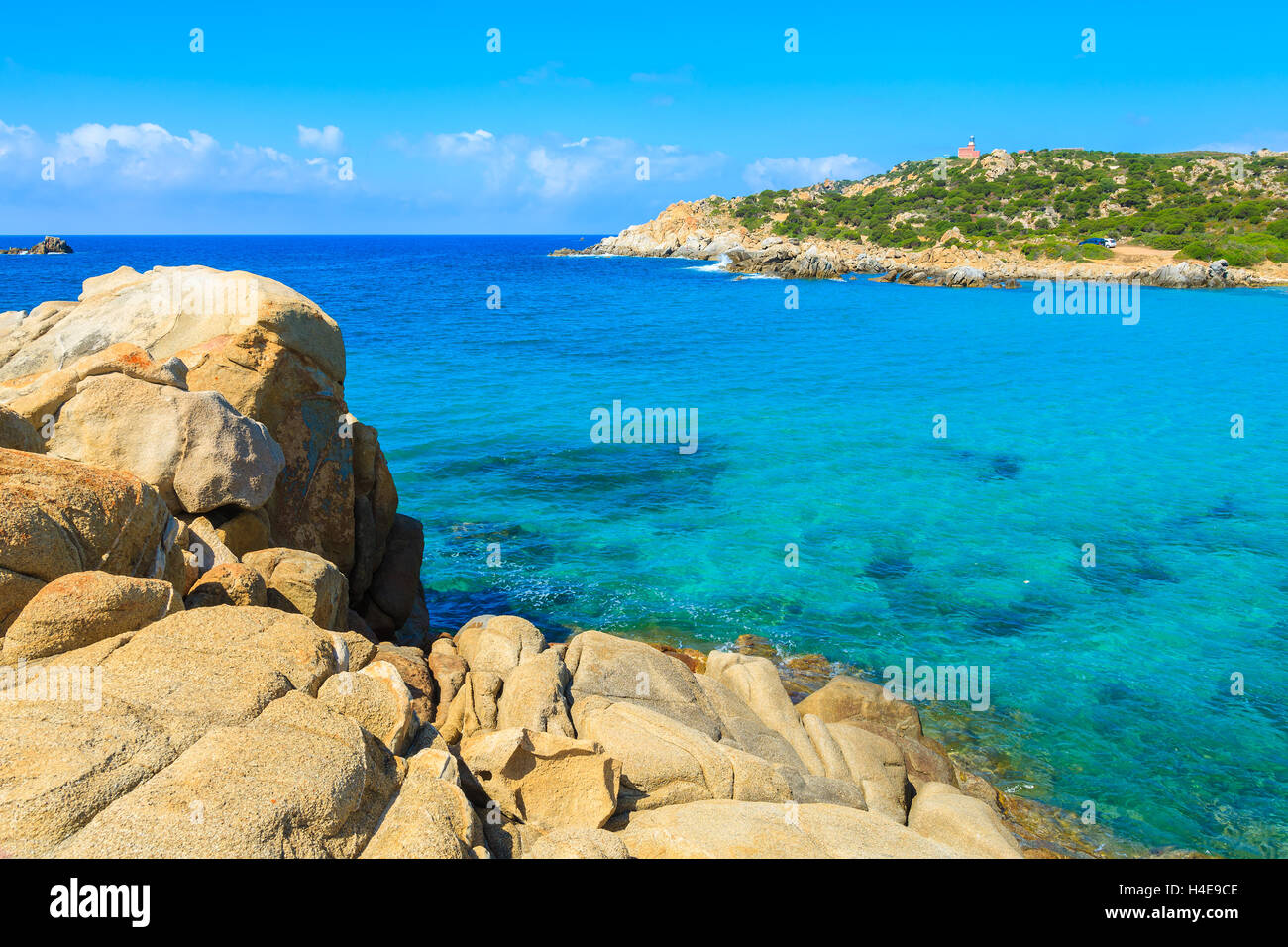 Felsen und Azure kristallklares Meerwasser in der Nähe von Strand von Cala Cipolla, Insel Sardinien, Italien Stockfoto
