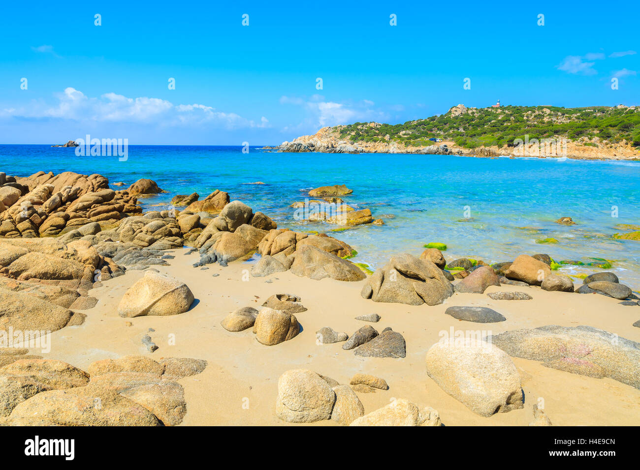 Idyllischer Strand von Cala Cipolla mit türkisfarbenen Meerwasser, Insel Sardinien, Italien Stockfoto