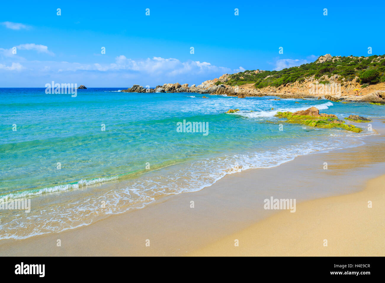 Idyllischer Strand von Cala Cipolla mit türkisfarbenen Meerwasser, Insel Sardinien, Italien Stockfoto