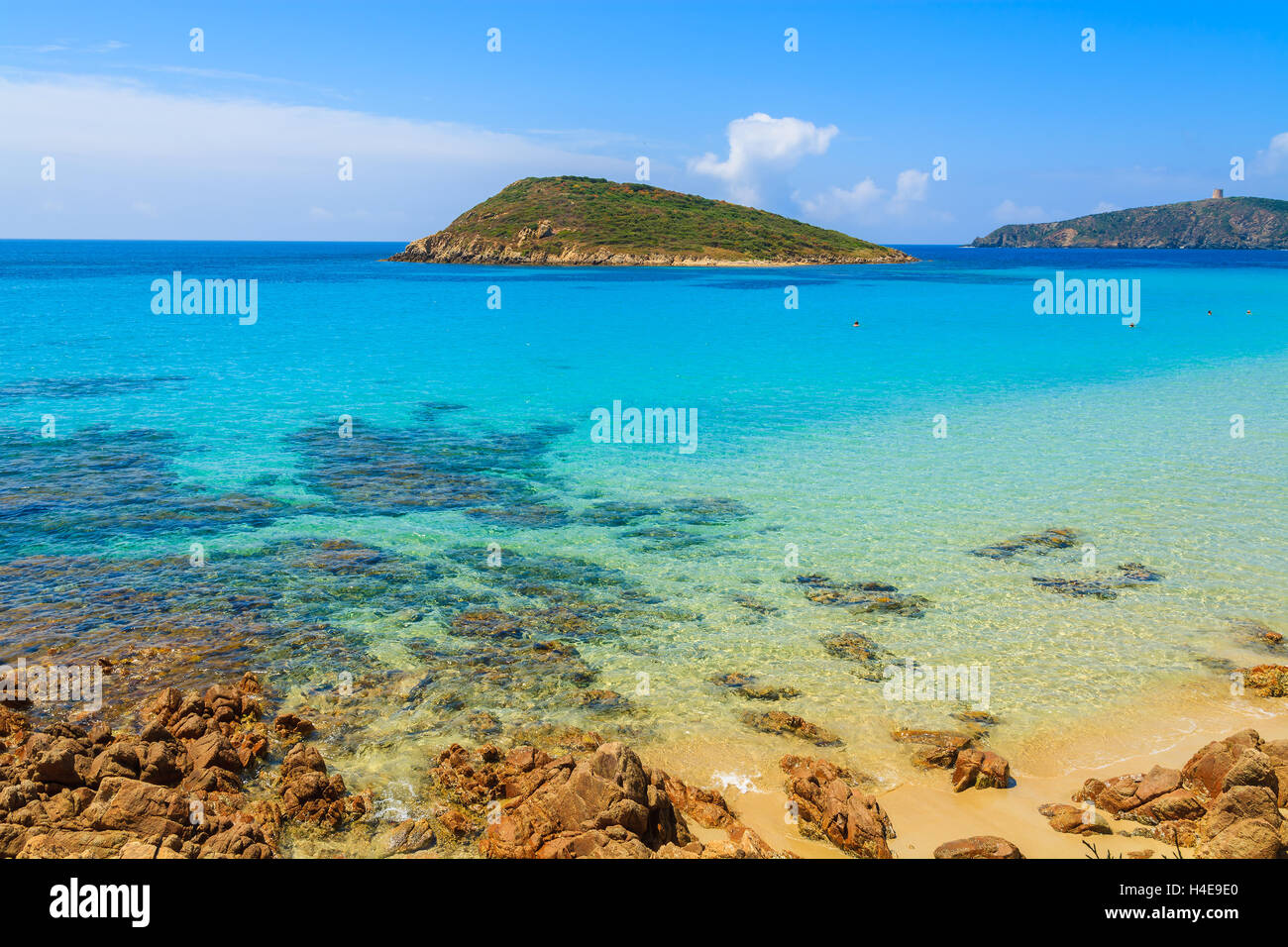 Blick auf kristallklares Meerwasser von Teulada Strand an sonnigen Sommertag, Insel Sardinien, Italien Stockfoto