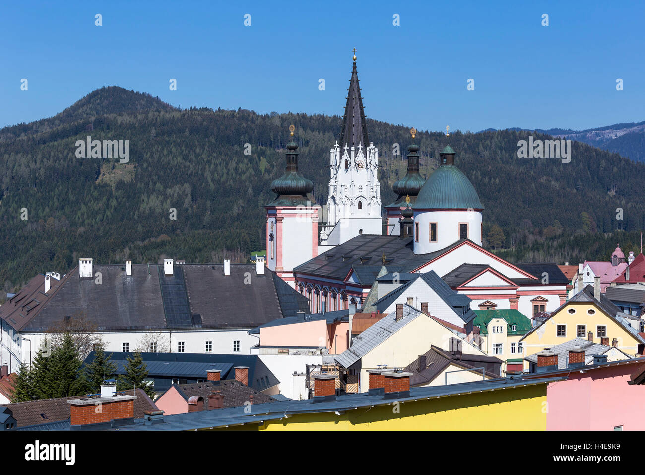 Zeigen Sie über den Dächern Mariazell an, der Basilika Maria Geburt, Maria Einsiedler Mönch Wallfahrtskirche Mariazell, Steiermark, Austria, Europe Stockfoto