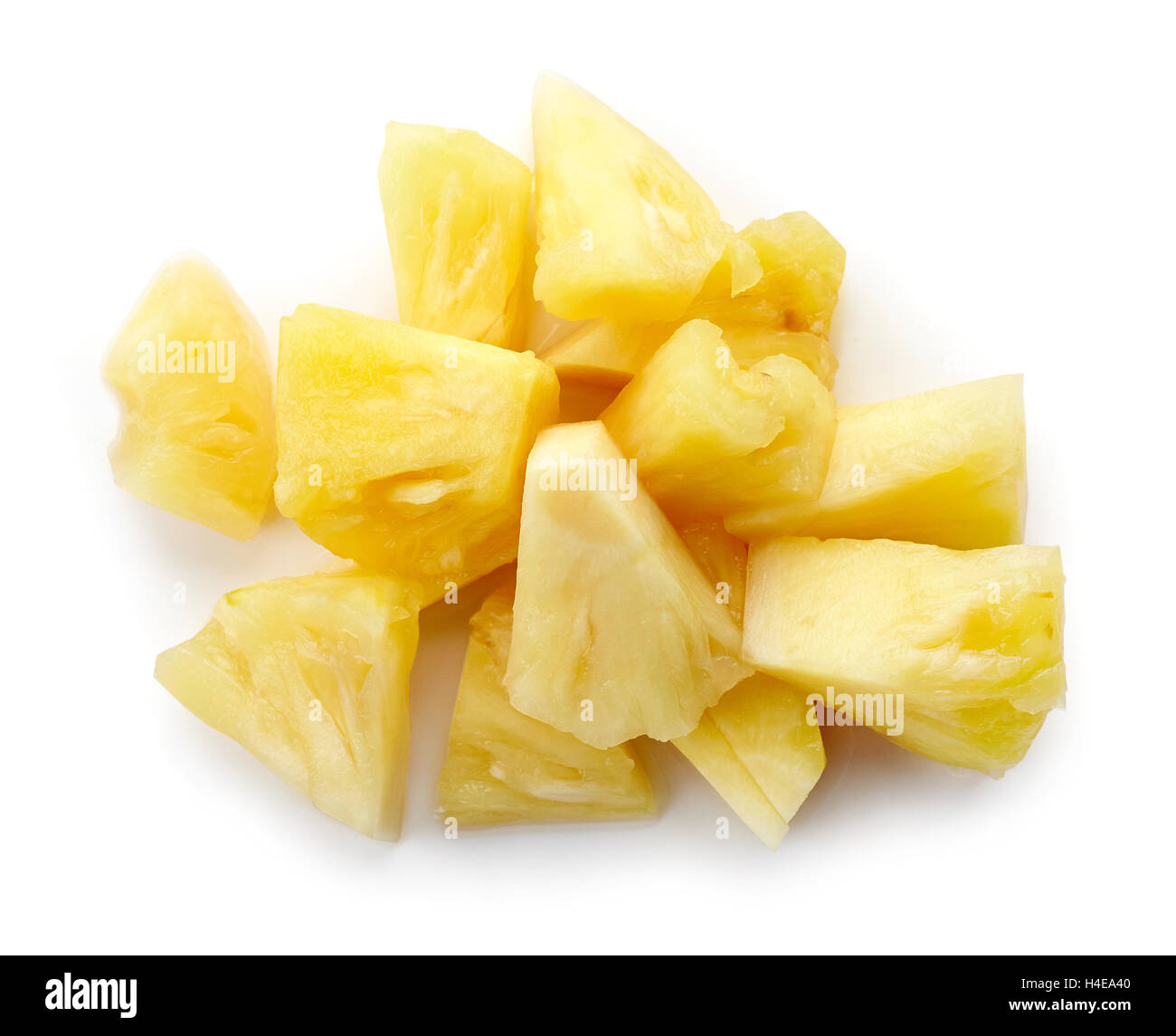 Haufen von Konserven Ananas Stücke isoliert auf weißem Hintergrund, Ansicht von oben Stockfoto