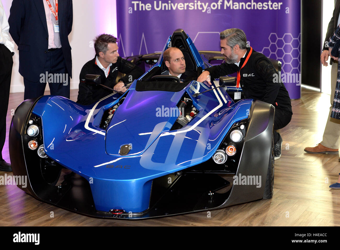 Der Duke of Cambridge plaudert mit Neil Briggs und Ian Briggs (rechts) co-Gründer von BAC Briggs Automotive Company, als er während eines Engagements in Manchester in einem BAC Auto im Wert von Â £180.000 am nationalen Forschungsinstitut Graphen sitzt. Stockfoto