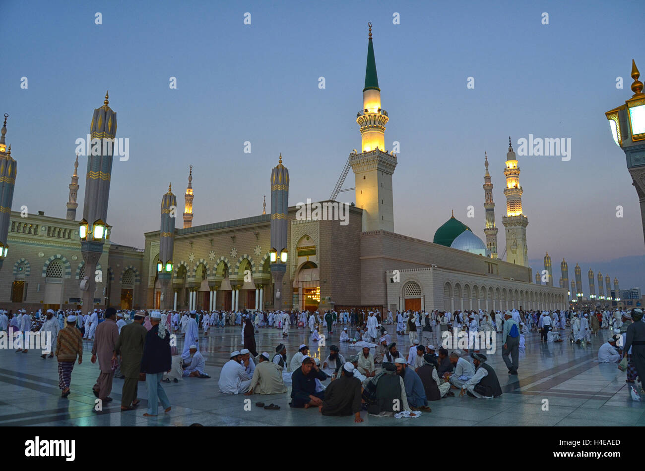 Medina, Saudi-Arabien: afghanische Pilger auf der Prophet Hof der Moschee vor dem Maghrib Gebet. Stockfoto