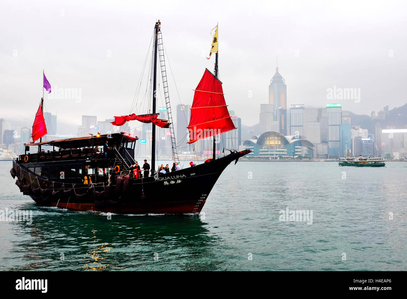 Red Sail Junk-Schiff in den Hafen von Victoria, Hong Kong Stockfoto