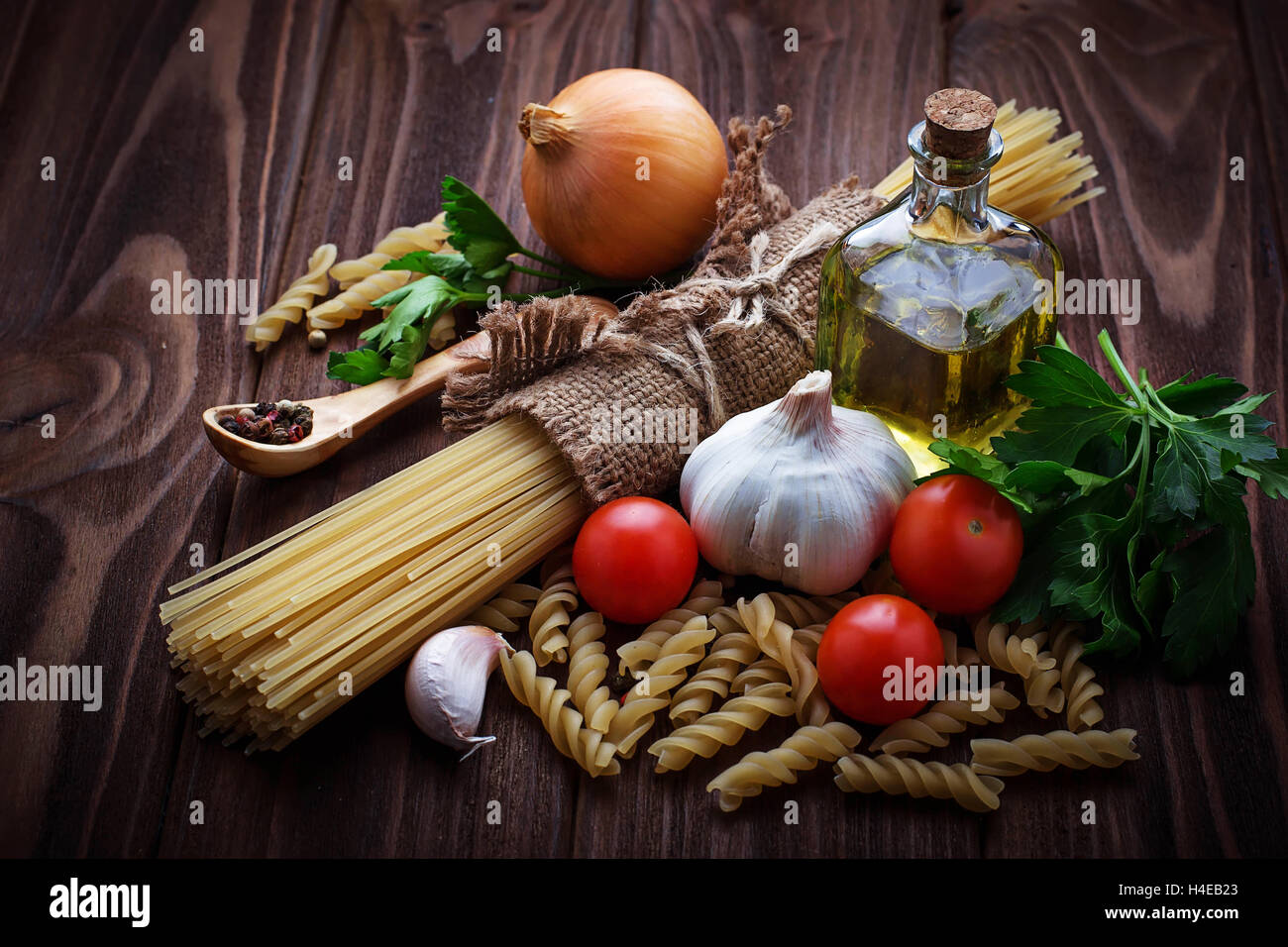Tomaten, Teigwaren, Knoblauch, Petersilie. Selektiven Fokus Stockfoto