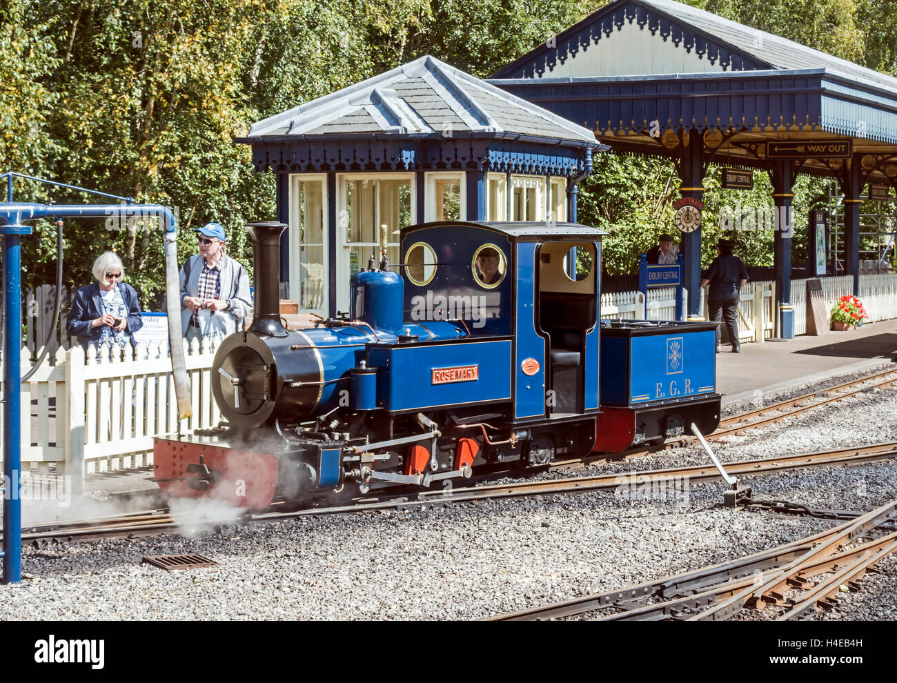 Motor in Richtung Schuppen am Bahnhof von Dampf Exbury Gardens Southampton Hampshire England UK Stockfoto