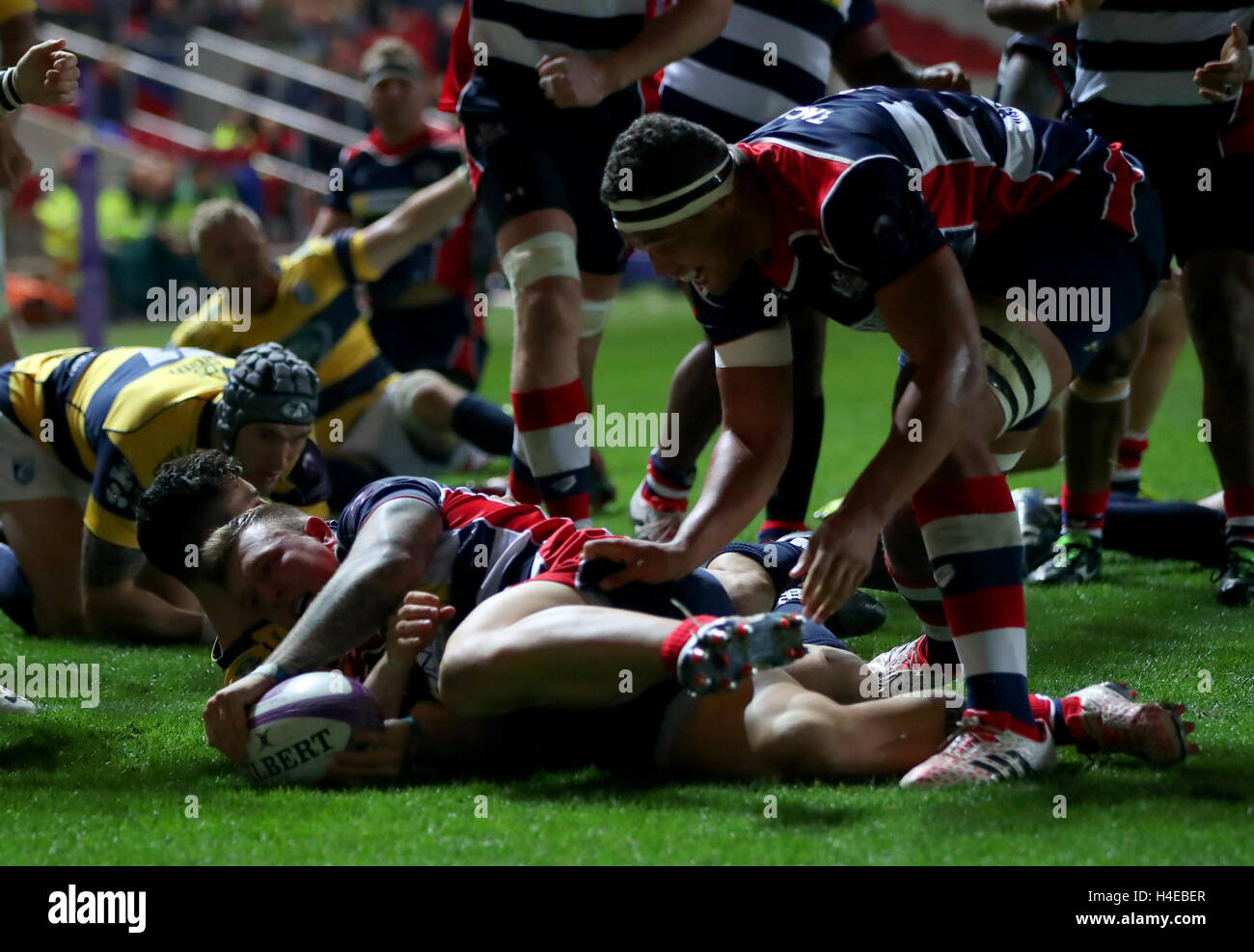 Bristol Rugby Max Crumpton taucht seinem ersten Versuch von Seiten der European Challenge Cup, Pool 4 Spiel im Ashton Gate Stadium, Bristol Punkten. PRESSEVERBAND Foto. Bild Datum: Freitag, 14. Oktober 2016. Finden Sie unter PA Geschichte RUGBYU Bristol. Bildnachweis sollte lauten: Simon Cooper/PA Wire Stockfoto