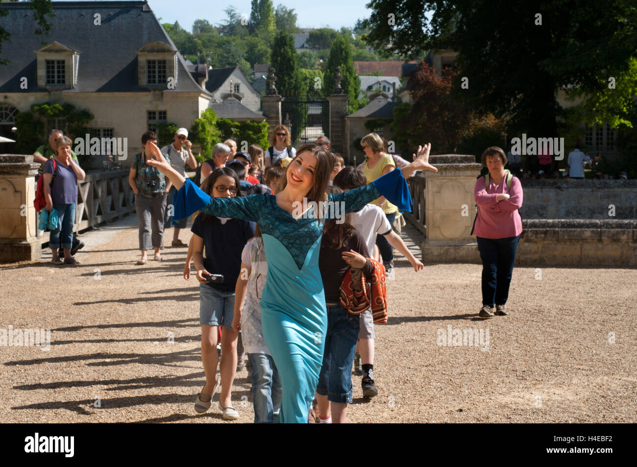 Azay le Rideau Castle, UNESCO-Weltkulturerbe, Indre et Loire, Touraine Loire-Tal, Frankreich, Europa ein Mädchen-Führer gekleidet wie eine Prinzessin Schloss Kinder die Geschichte dieses Denkmals lehrt. Stockfoto