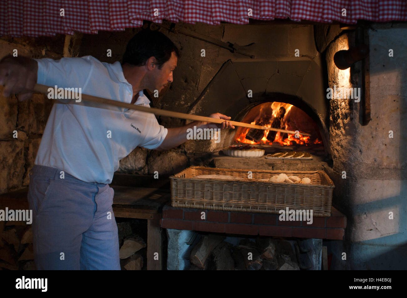 Les Caves de Marson im Dorf Höhlenwohnungen Rou Marson, Frankreich. In dieser Höhle können Sie eine authentische Höhlenwohnungen Abendessen schmecken. Stockfoto