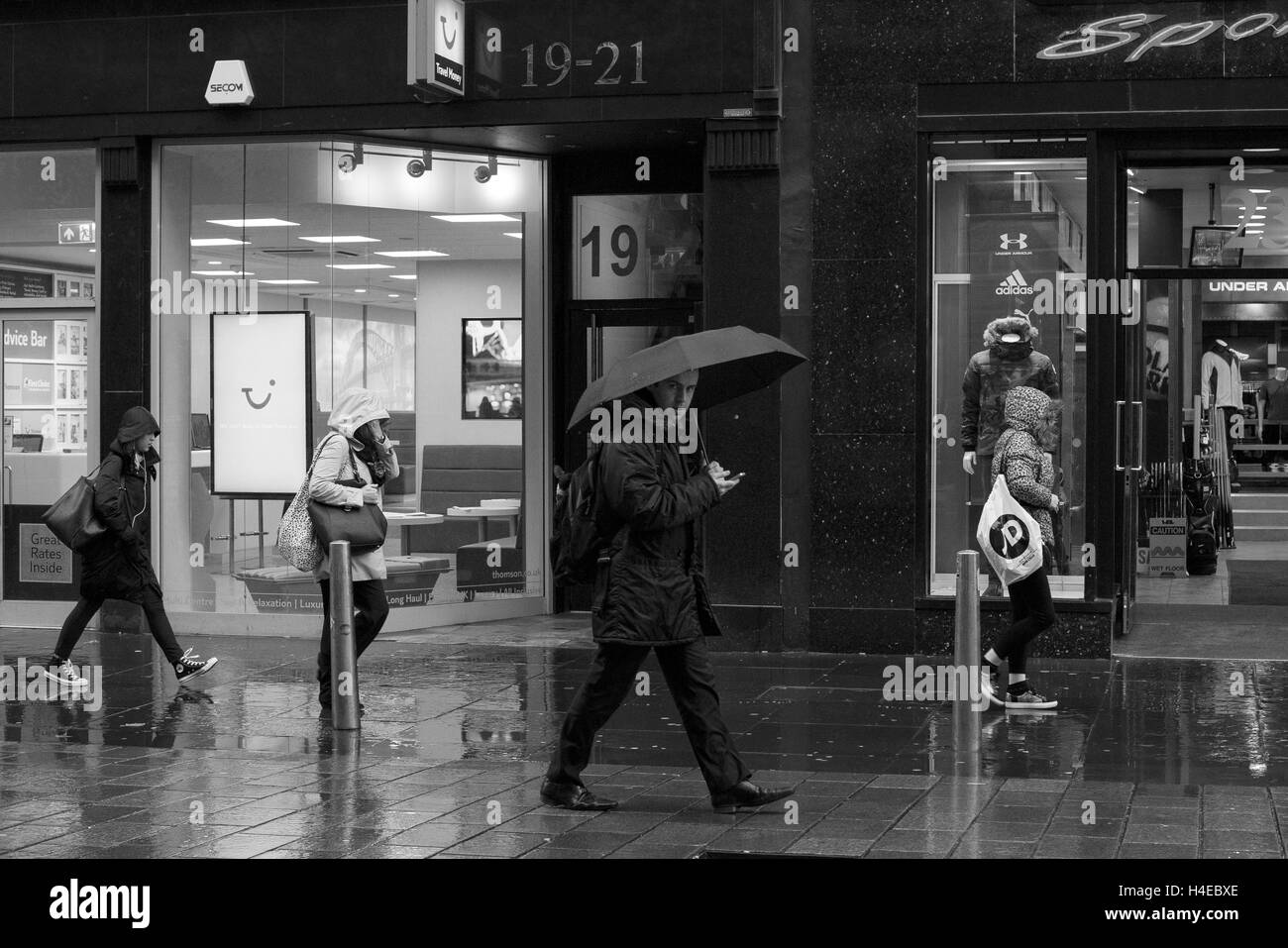 Street Photography, Sonnenschirme im Regen Stockfoto