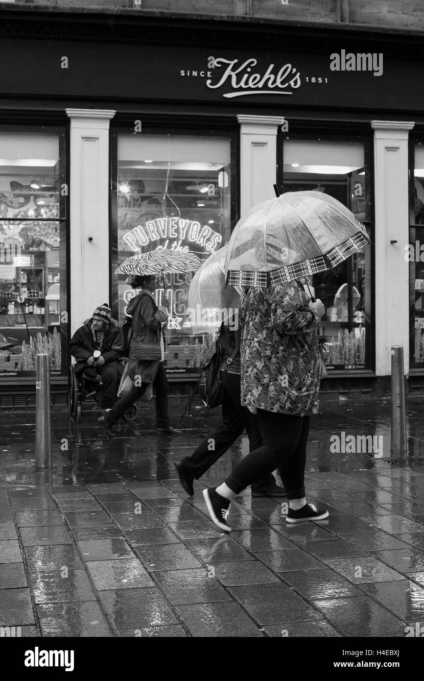 Street Photography, Sonnenschirme im Regen Stockfoto