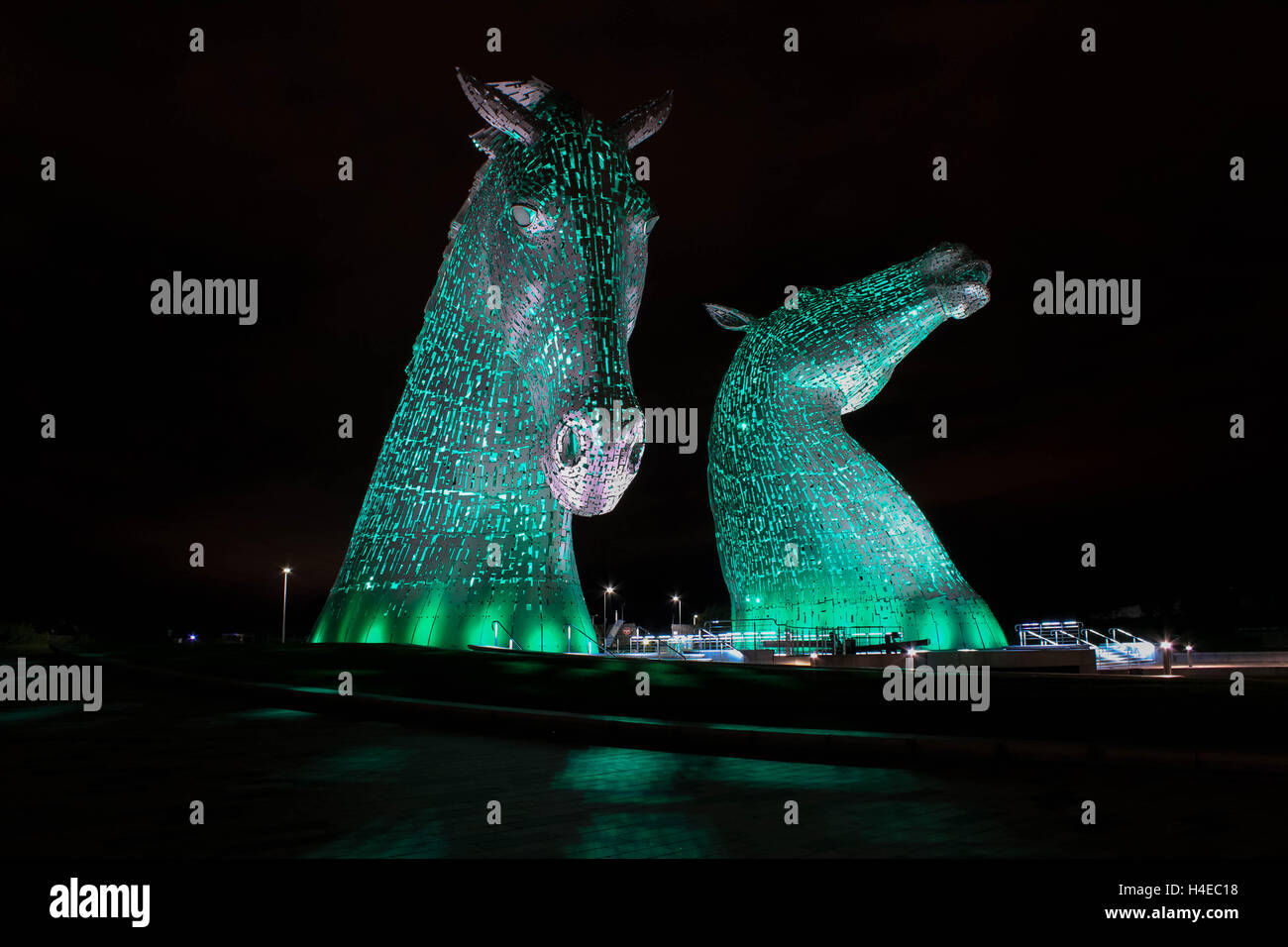 Die Kelpies in der Nacht in grün Stockfoto