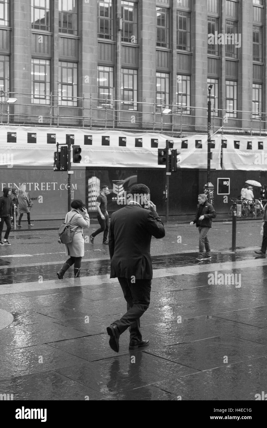 Street Photography, Rush Hour, Mann am Telefon Stockfoto