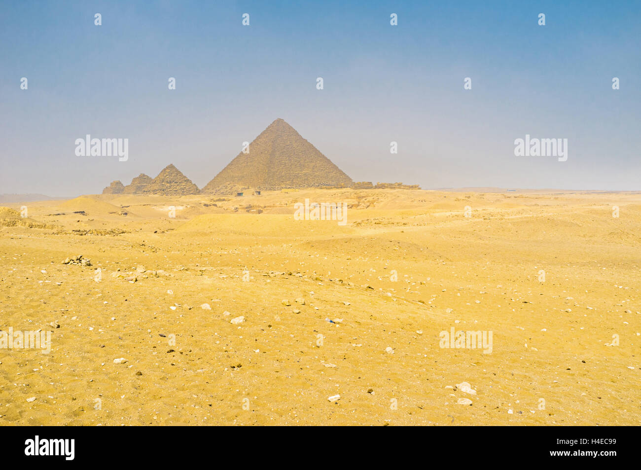 Die Pyramide des Mykerinos (Mykerinos) mit den kleinen Pyramiden Königinnen daneben, Gizeh, Ägypten. Stockfoto