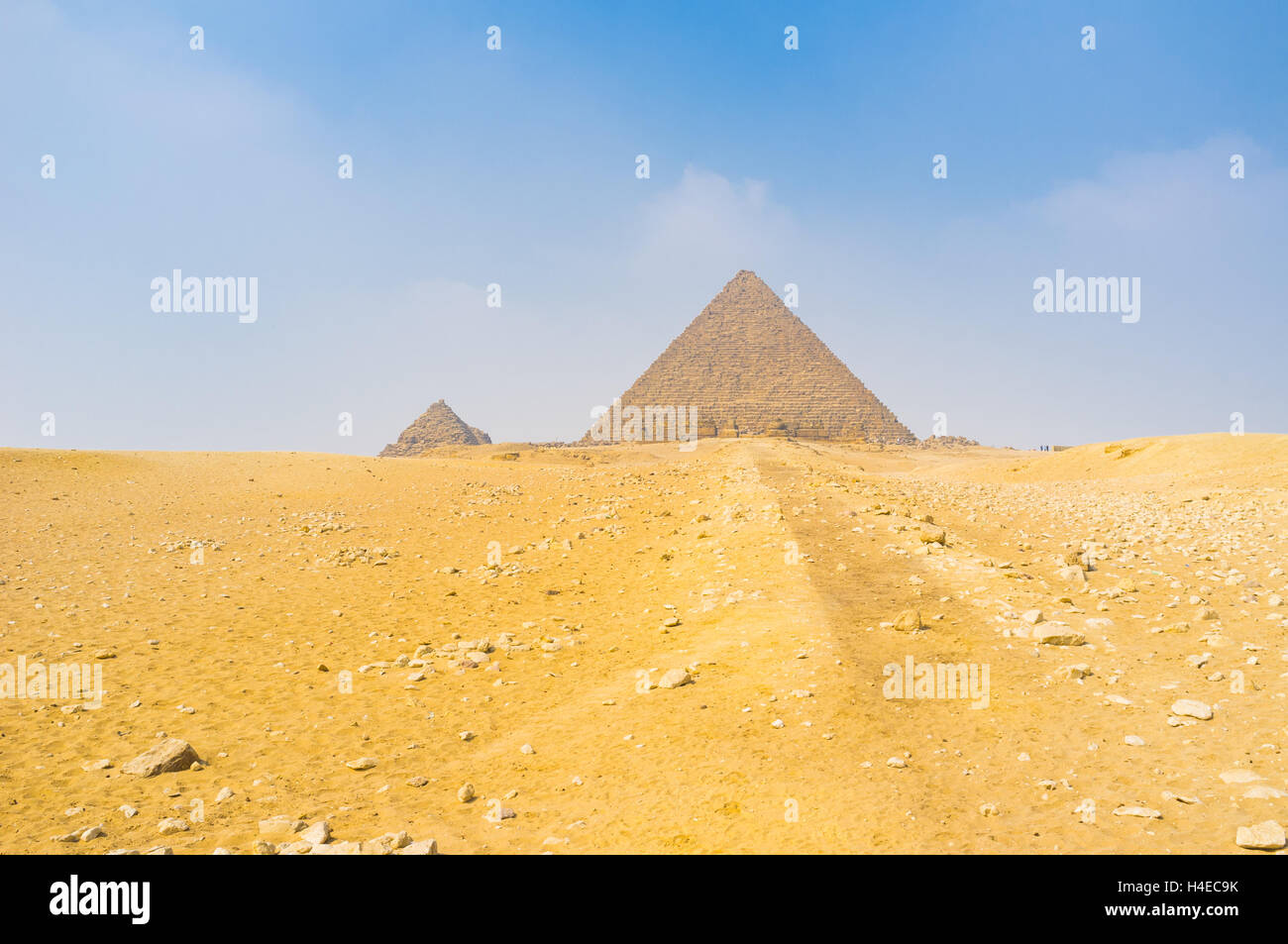 Die Pyramide des Mykerinos mit den kleinen Pyramiden der Königinnen auf der linken Seite, Gizeh, Ägypten. Stockfoto