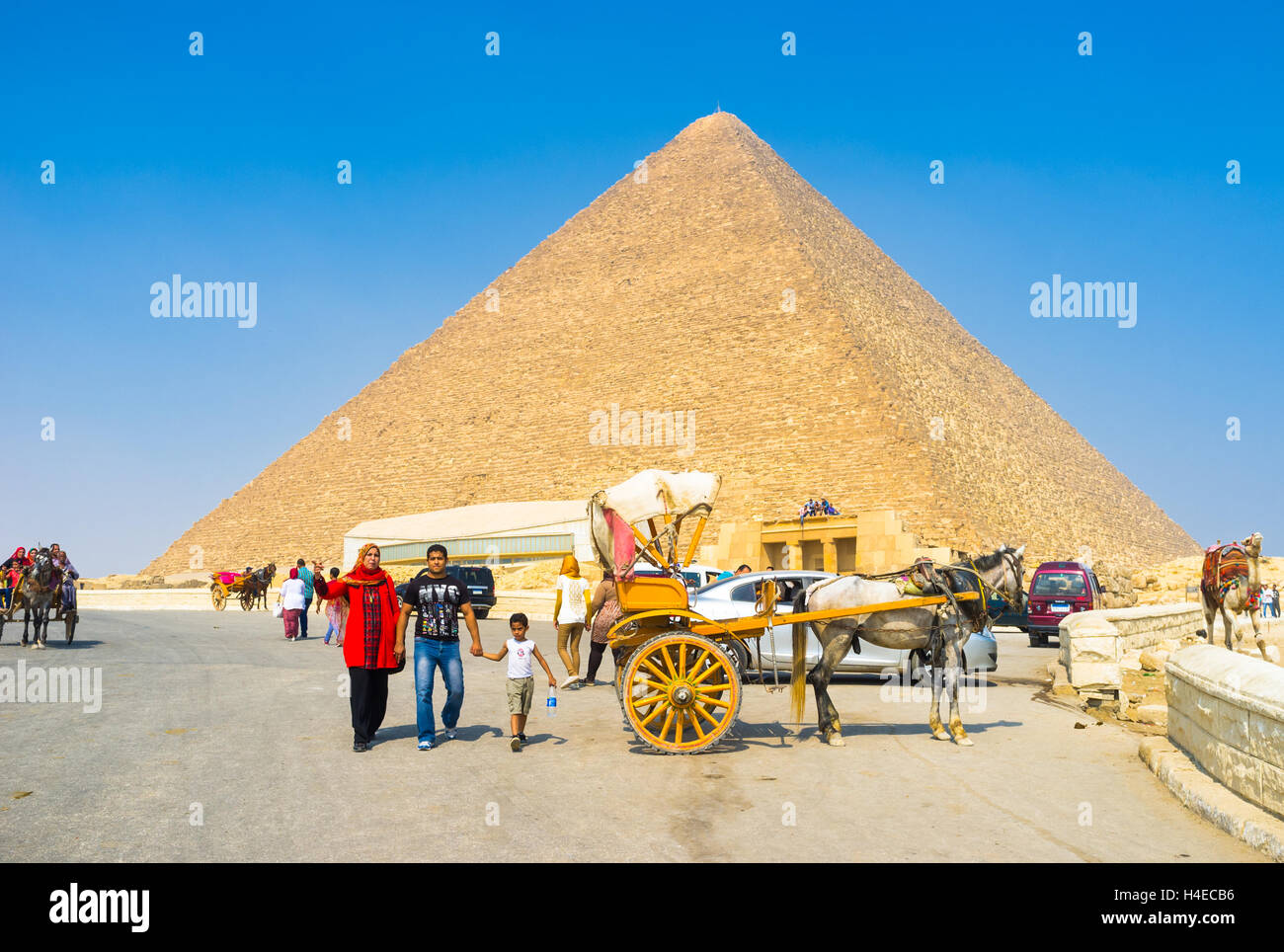 Touristen wie Besuch der Nekropole von Gizeh mit Kindern, Giza, Ägypten Stockfoto
