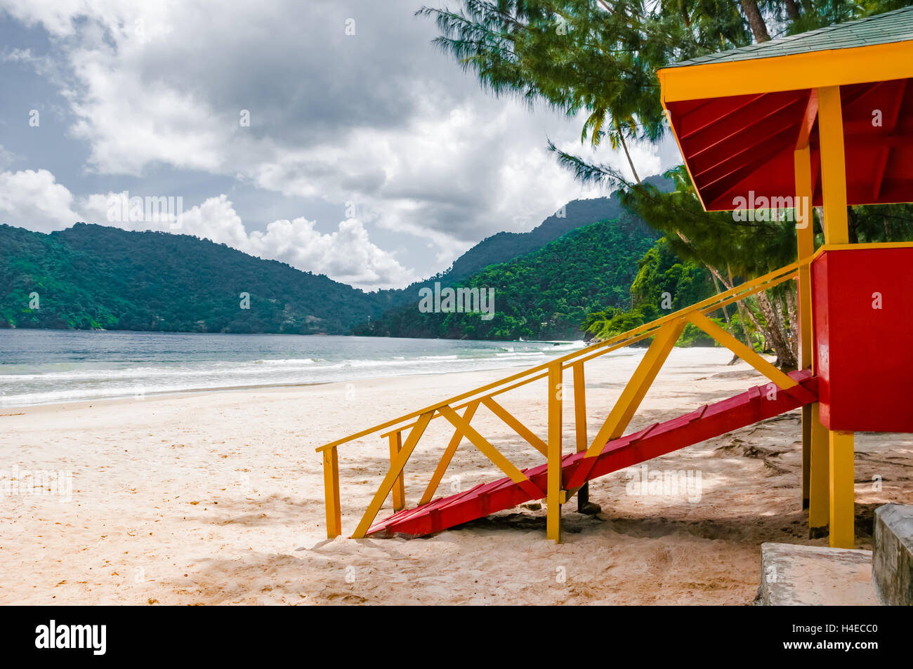 Maracas Beach Trinidad und Tobago Rettungsschwimmer Kabine Seitenansicht leeren Strand entspannende Szene Stockfoto