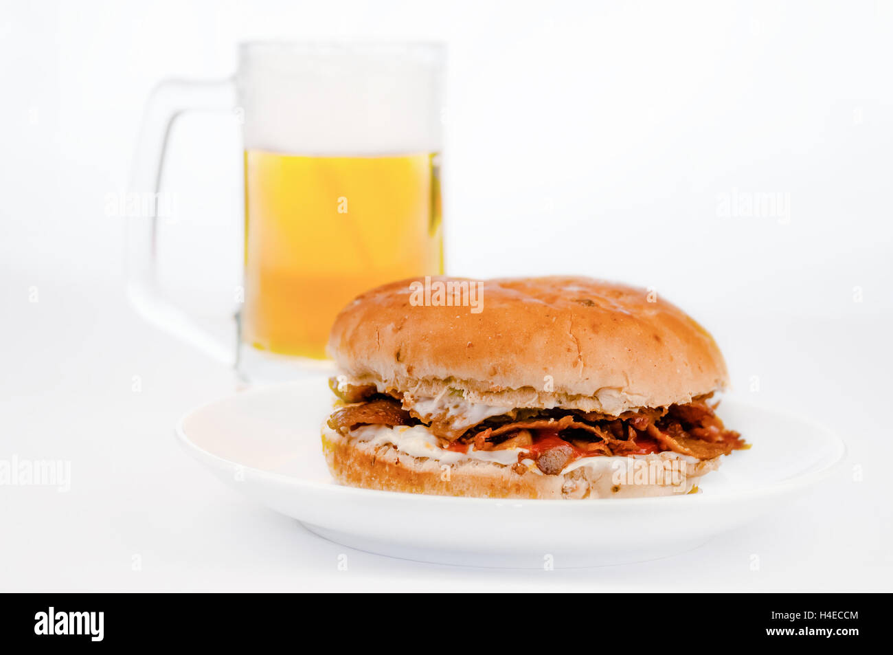 Döner Burger mit Bier vom weißen Hintergrund Stockfotografie Alamy