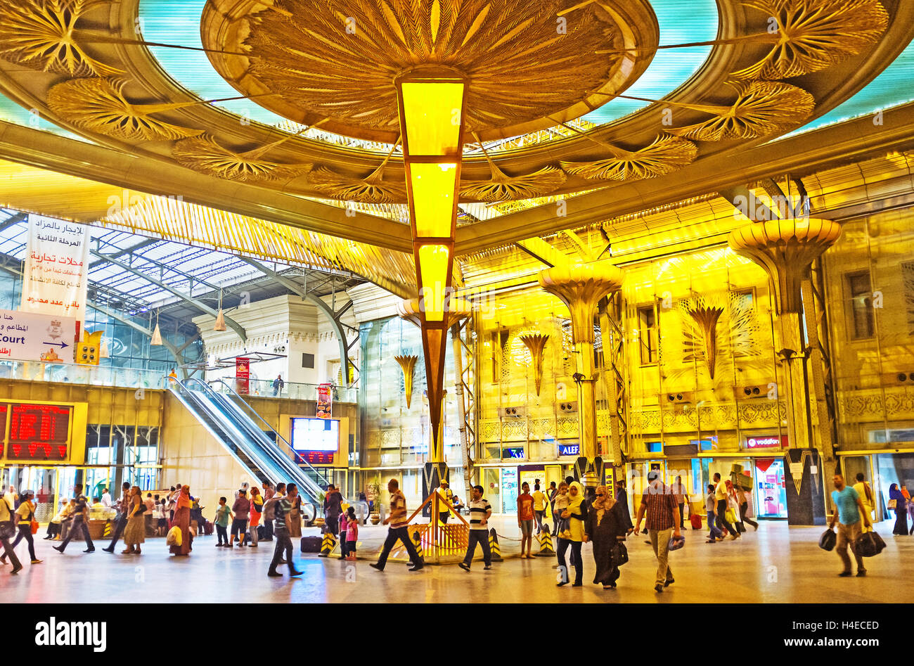 Das Innere des aktualisierten Ramses Bahnhof mit der umgekehrten Pyramide als des Kronleuchters, Kairo Ägypten Stockfoto