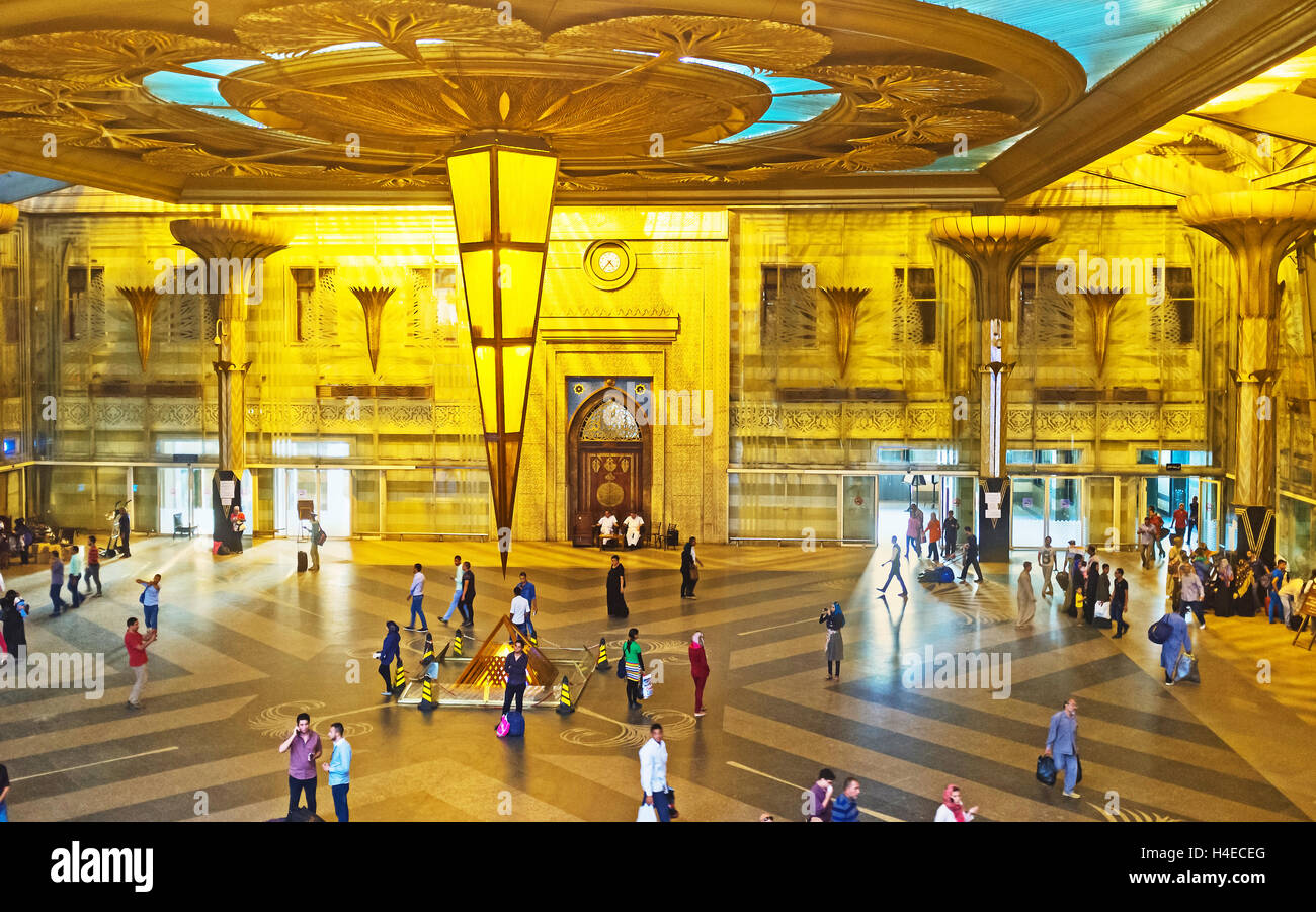 Der Ramses-Bahnhof wurde dekoriert, mit den Motiven der alten ägyptischen Kunst, einschließlich Pyramiden, Kairo Ägypten Stockfoto