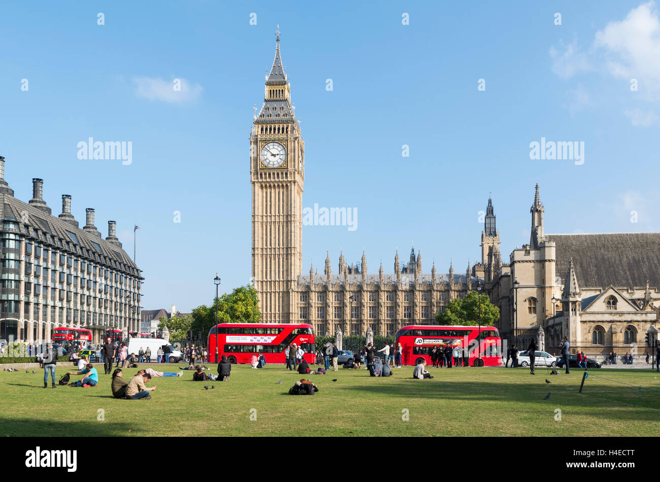 Blick über Parlament Square Garden zum Big Ben und der Palace of Westminster / Houses of Parliament mit roten Busse Stockfoto